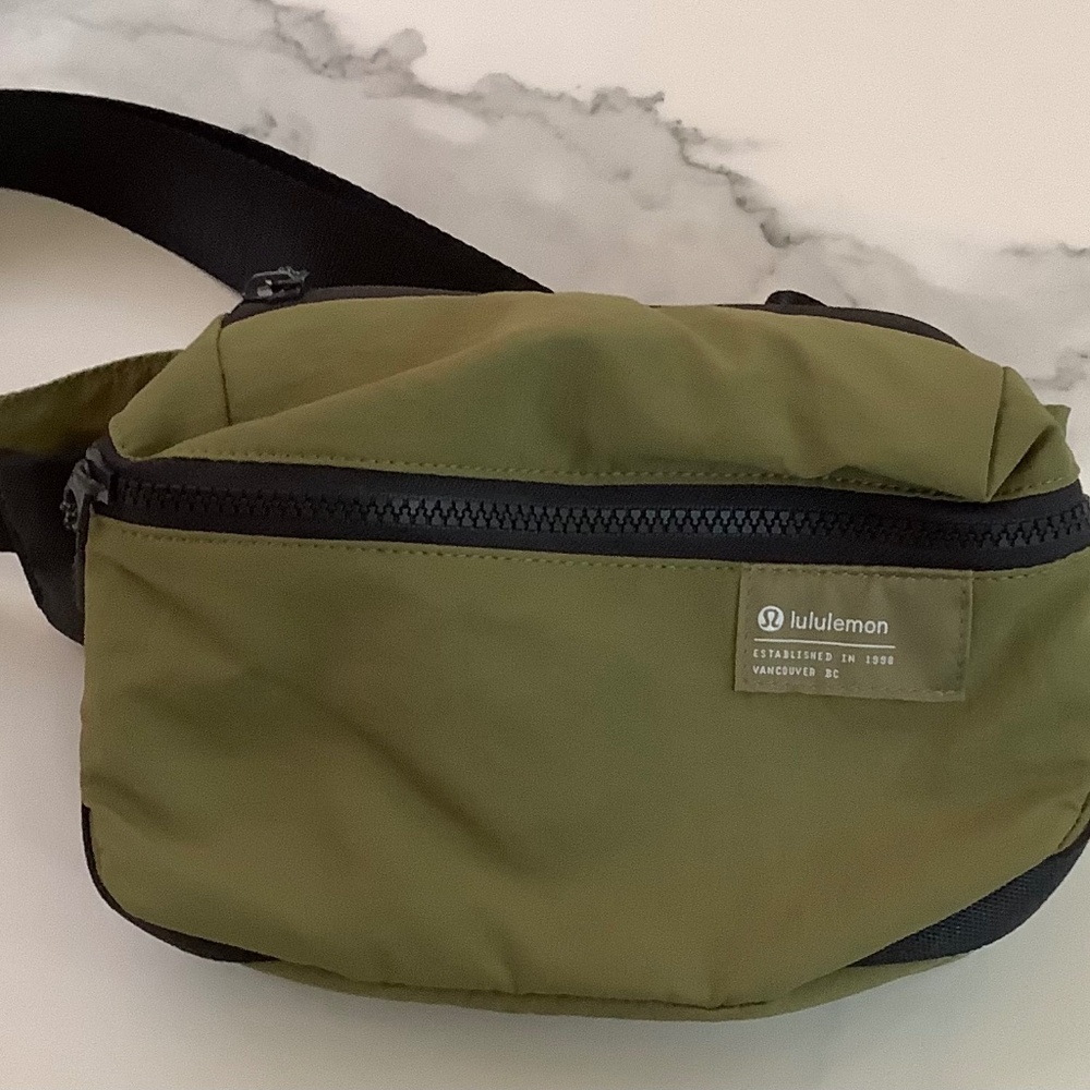 Lulu lemon Clean Lines Belt Bag